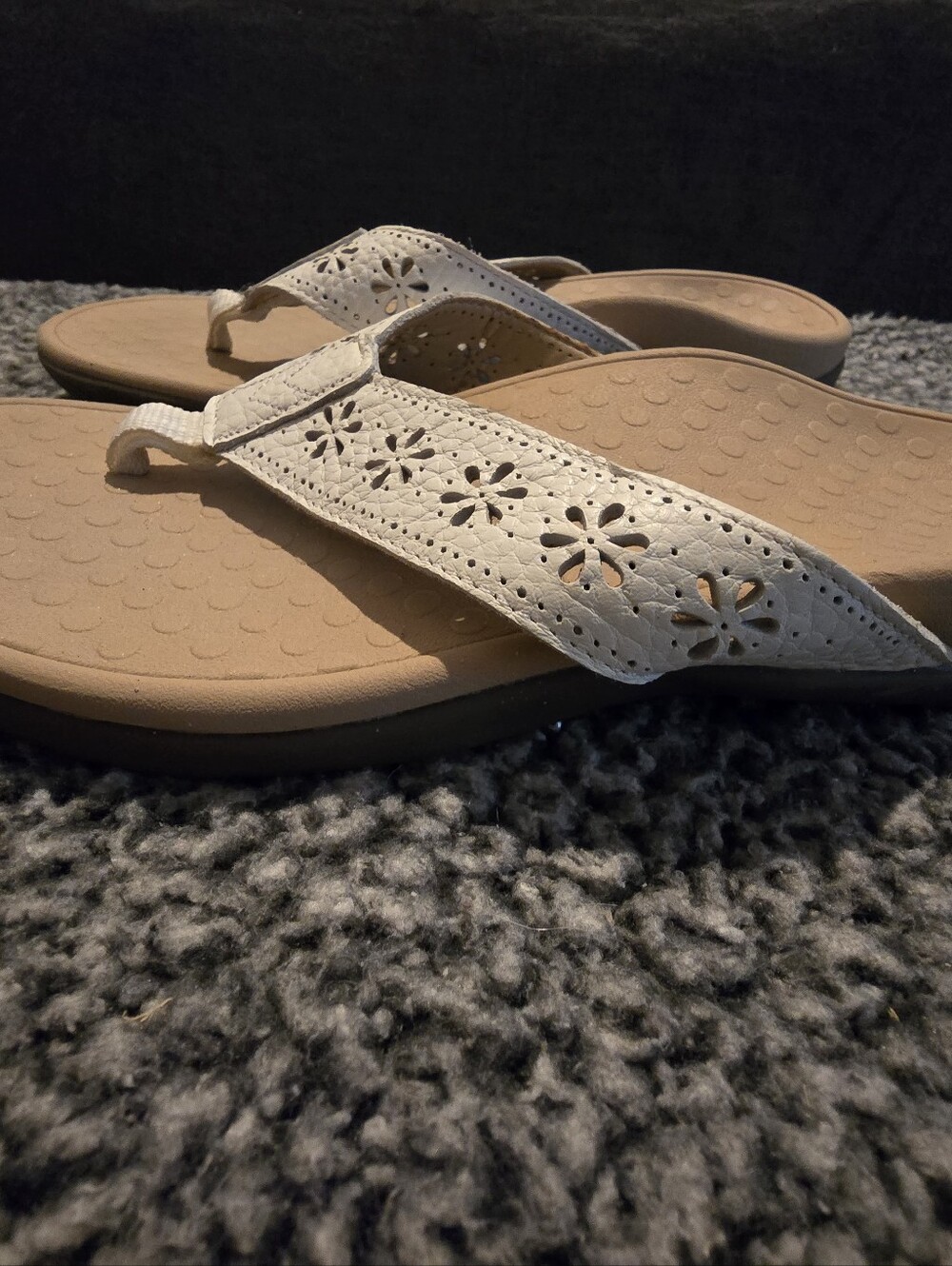 Vionic White Floral Cutout Thong Sandals SZ 8 - Picture 2 of 3